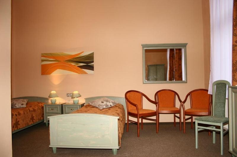 Zlaty Lev Hotel Louny Bilik gambar